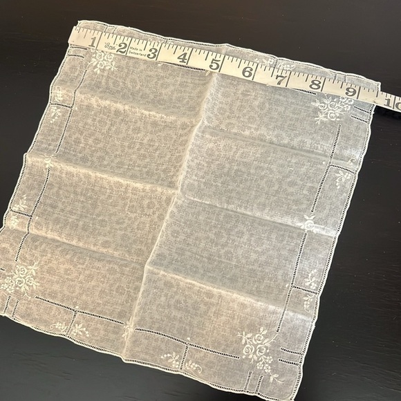 Vintage Handkerchiefs, bundle of 10. Very delicate hand embroidery, cotton - Picture 11 of 16